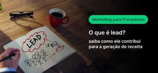 Materiais de marketing para provedores, incluindo uma caneta, um caderno com desenhos e a palavra 'Lead', além de uma xícara de café sobre uma mesa de madeira.