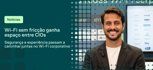 Imagem promocional de notícias sobre Wi-Fi corporativo, com fundo tecnológico em azul e verde, texto “Wi-Fi sem fricção ganha espaço entre CIOs” e um homem sorrindo em ambiente de apresentação