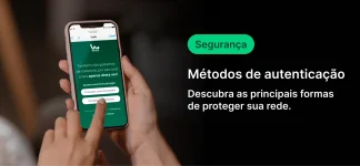Pessoa segurando um celular exibindo uma tela de login do aplicativo WiFeed, promovendo métodos de autenticação e proteção de rede.