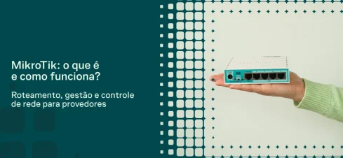Imagem de capa sobre Mikrotik: o que é e como funciona, com texto sobre roteamento, gestão e controle de rede para provedores, enquanto uma pessoa segura um switch de rede em fundo com circuito digital.