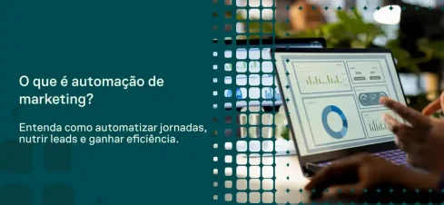 Imagem promocional sobre automação de marketing, com um fundo tecnológico e a pergunta “O que é automação de marketing?” ao lado de uma pessoa usando um tablet com gráficos e indicadores.