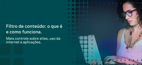Imagem com fundo tecnológico em tons de verde e azul, mostra uma pessoa usando óculos trabalhando em um computador enquanto aparece texto sobre “Filtro de conteúdo: o que é e como funciona”, destacando controle de sites e uso da internet e aplicações.