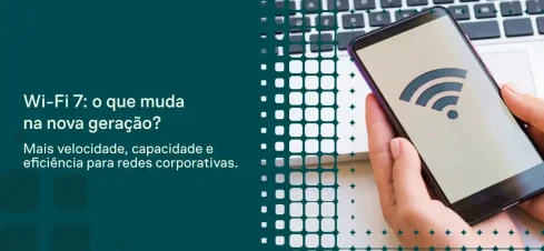 Imagem promocional sobre Wi‑Fi 7: mão segurando um smartphone com ícone de conexão sem fio sobre fundo com teclado e elementos de rede, destacando mais velocidade e eficiência para redes corporativas.