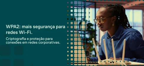 Mulher usando óculos e concentrada em um notebook em ambiente de trabalho, enquanto o texto destaca WPA2: mais segurança para redes Wi-Fi, com foco em criptografia e proteção de conexões em redes corporativas.