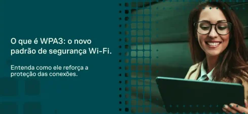 Imagem de apresentação sobre o que é WPA3: mulher sorrindo em ambiente de tecnologia segura com notebook e fundo em grade, destacando segurança Wi‑Fi e proteção das conexões.
