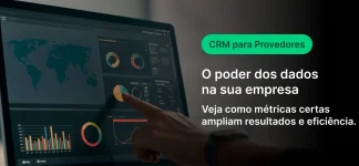 Imagem ilustrativa de uma pessoa usando um monitor com dashboards e gráficos estatísticos, promovendo CRM para provedores e destacando o poder dos dados nas empresas.