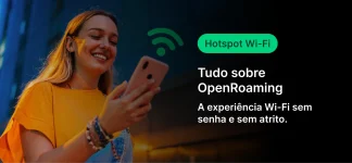 Mulher usando celular ao ar livre com sinal Wi-Fi, explicando tudo sobre OpenRoaming para uma conexão Wi-Fi sem senha e sem atrito.