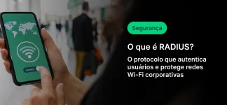 Pessoa segurando smartphone exibindo símbolo de Wi-Fi com fundo de ambiente corporativo, destacando o tema de segurança de redes Wi-Fi com o protocolo RADIUS