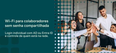 Equipe de escritório em uma sala com laptops sorrindo e, ao fundo, texto de marketing sobre Wi-Fi para colaboradores sem senha compartilhada, com explicação de login individual com AD ou EntraID.