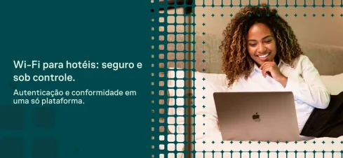 Wi-Fi para hotéis: mulher sorridente usando notebook em quarto, com texto promocional sobre conexão segura, estável e sob controle, autenticação e conformidade em uma só plataforma.