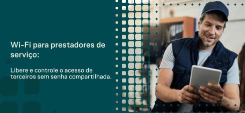 Imagem promocional com texto sobre Wi-Fi para prestadores de serviço, mostrando um entregador sorridente com colete e boné segurando um tablet em ambiente urbano.