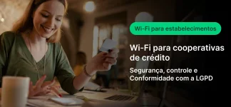A imagem destaca uma mulher sorridente usando Wi-Fi para cooperativas de crédito em ambiente acolhedor, promovendo segurança e controle financeiro com sinal Wi-Fi estável.