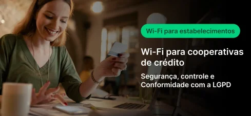 A imagem destaca uma mulher sorridente usando Wi-Fi para cooperativas de crédito em ambiente acolhedor, promovendo segurança e controle financeiro com sinal Wi-Fi estável.
