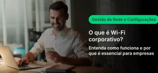 Homem de negócios usando laptop e smartphone em escritório moderno, com destaque para tópicos sobre Wi-Fi corporativo e gestão de redes.