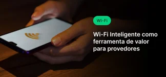 Pessoa segurando um smartphone mostrando o ícone de Wi-Fi com legenda destacando Wi-Fi inteligente como ferramenta de valor para provedores de internet.