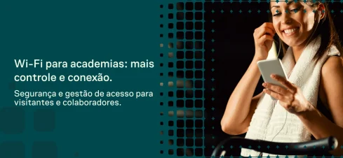 Mulher sorrindo em uma academia usando smartphone com ícones de Wi-Fi e chamada de texto “Wi-Fi para estabelecimentos”. Banner “Wi-Fi para academias: Mais conexão, controle e segurança”.